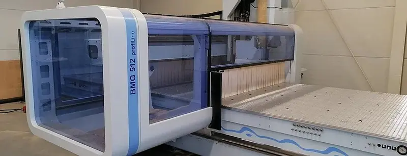 CNC-Fräsmaschine mit Arbeitstisch im Fräszentrum